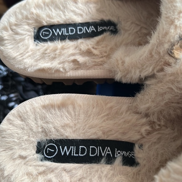 Wild diva size 7 glam slippers lightly used /tried on - Picture 2 of 4